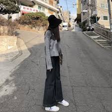 回到台灣立刻到中醫報到 有沒有在偷吃甜食呀 當然沒有 冒汗 還在熬夜嗎 我都早睡晚起啊 早上睡下午起 haha 不要再去韓國工作了這樣不開藥給妳了