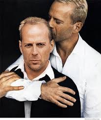Bruce willis and matthew perry reprise their roles as a killer for hire and a dentist with a. Omg Cannot Stop Laughing Every Time I See This Bruce Willis John Travolta Homens Bonitos