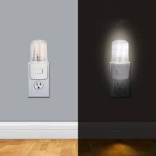 Lampa de veghe smart vava este realizata pentru a oferii siguranta copiilor nu are baterii sau conexiune la priza, fiind pana la 200 de ore: Lampa De Veghe Alimentare Priza Bec Fluorescent Intrerupator Abs