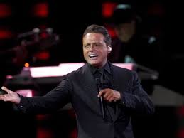 Hasta que me olvides fue incluida en aries (1993), el noveno álbum de estudio de luis miguel y se convirtió en un gran éxito para el cantante al alcanzar el puesto número uno en la lista billboard hot latin songs en los estados unidos, además de otros reconocimientos. Hasta Que Me Olvides La Cancion De Luis Miguel Que Juan Luis Guerra Escribio En Una Servilleta Celebs Gente Mag