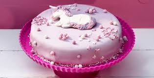 Um sie begrifflich vom flüssigen fondant oder zuckerguss abzugrenzen, wird sie häufig auch als »rollfondant« bezeichnet. Einhorn Torte H Pickerd Gmbh Co Kg