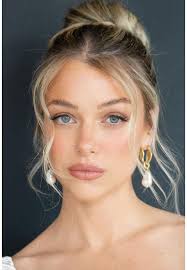 Does anyone know a make up artist that will travel ? Thank you 🙏