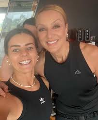 A special, spontaneous and CHAOTIC weekend 🫨 spent with the people and  things that are close to my heart 🪩🍓🐽🥟🕺🏿🥂🦆🐶 ✈️👟🩵