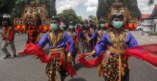 Keberagaman budaya tersebut dapat terlihat secara fisik melalui baju dan rumah adat yang dimiliki setiap daerah. Mengenal Keberagaman Sosial Budaya Di Indonesia Serta Contohnya