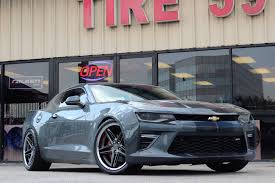 Even though cadillac ats, cts camaro ss (6th gen) is a lighter & stiffer platform with more base power than it's predecessor as well as the ss sedan. Chevrolet Camaro Ss 6th Gen Grey Ferrada Cm1 Wheel Front