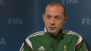 18 ekim 2014 galatasaray fenerbahçe maçı'nın ilk yarısına damgasını vurmuş saçlar. Cuneyt Cakir Insanlarin Dualariyla 1 5 Ayda Hastaligi Atlattim