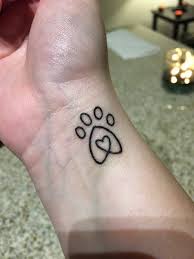 Hoy en día ya no es extraño encontrar a alguien que lleve algún dibujo o frase en alguna parte de su cuerpo; 52 Tatuajes Preciosos Y Conmovedores Dedicados A Las Mascotas