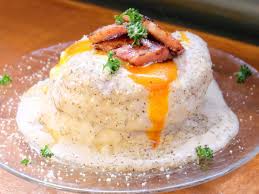 甘じょっぱさにやみつき！一度食べたらクセになる絶品お食事系パンケーキ6選｜るるぶ&more.