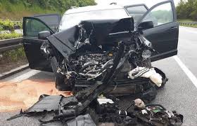 Christian eriksen, a popular soccer star from denmark, is currently in the hospital after he collapsed during a game this weekend. Lkw Unfall Auf Der A94 Bei Neuotting Eine Person Verletzt Polizei