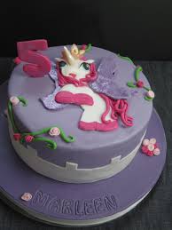 Filly dame rowena ist die ehefrau von ritter glory und lebt mit diesem zusammen auf der geheimnisvollen aber ruhigen burg im westen des filly königreiches. Rosa Designkrumel