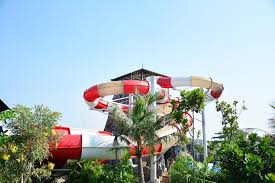 Untuk masuk ke waterboom ini, harga tiket hanya idr 15000 hari biasa dan 20ribu hari minggu. Wonderland Adventure Waterpark