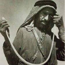 حكاية صورة من مجلة ناشيونال جيوغرافيك عام 1956م لرجل من بدوي الامارات يستخدم ذيل افعى لوضع الكحل في عينه هل تعلم معلومات معلومة امارات الامارات حية Uae