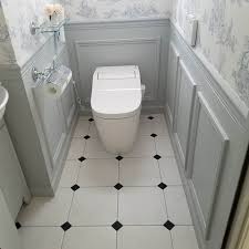 輸入壁紙と腰壁のトイレ シンプルフレンチインテリア リビング 腰壁 トイレのインテリアデザイン トイレ 壁紙 おしゃれ