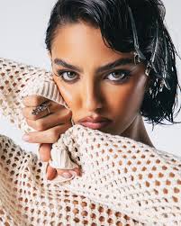 Ella for @forever21canada 🖤 model @ellalaurinb styling @thelilydiary hmua  @priyakumarihmua