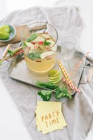 Maibowle Mit Rhabarber Und Minze Inkl Rezept Fraulein K Sagt Ja Hochzeitsblog Rezepte Essen Rhabarber