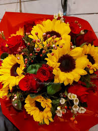 Miele di girasole, miele millefiori svizzero, miele di bosco svizzero, miele di facelia, miele di tiglio, miele di. Bouquet Di Girasoli E Rose Rosse Fiorista A Firenze Consegna Fiori E Piante A Firenze Fiori A Firenze Vendita Online E Invio Di Fiori A Firenze
