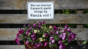 Wenn eine schrägparkzone durch eine einfahrt unterbrochen ist, darf der allein berechtigte dort schräg parken. Parkverbot Darf Ich An Schmalen Strassen Parken
