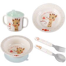 Le Coffret Repas Kiwi De Sophie La Girafe Comporte Une Assiette Avec Base Anti Glisse Un Bol Avec Ventouse Pour R Sophie La Girafe Mains De Bebe Girafes