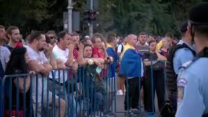 Livestream.com follow atp's profile on livestream for updates on live events. Proteste In PiaÈ›a Victoriei Ziua 2 30 000 De Oameni Au Manifestat PaÈ™nic È™i Le Au DÄƒruit Trandafiri Albi Jandarmilor Video Stirileprotv Ro