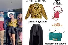 Tampak ia mengenakan atasan blouse nuansa biru dan bawahan button pants. Wow Outfit Mewah Nagita Slavina Ini Harganya Capai Rp238 Juta