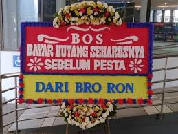 Namun, dalam foto karangan bunga yang diunggah tersebut tertulis pesan untuk segera membayar utang. Cara Unik Nagih Utang Yang Jadi Sorotan