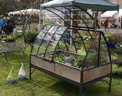 la mini serre sur pied avec bac interieur en zinc afin de pouvoir travailler a hauteur fini les courbatures quell schaduwtuinplanten mini serre tuin ideeen