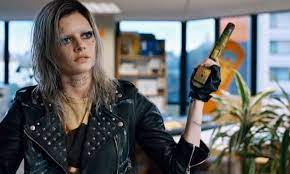 Samara weaving is stupid good as nix, a skilled killer forced to play a deadly game in guns akimbo. saban films guns akimbo is a big, ballsy, blast of cartoonish violence that never pumps. Samara Weaving Goes After Daniel Radcliffe In Guns Akimbo Trailer Samara Badass Aesthetic Daniel Radcliffe