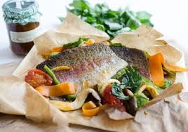 Lachsforellenfilet Mit Frischem Gemuse Und Pinienkernen Im Paket Rezept Rezept Rezepte Lebensmittel Essen Lachs