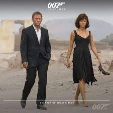 for their escape from the bolivian desert in quantum of solace daniel craig bond wears a navy pin striped tom ford suit while olga kurylenko camille ファッション