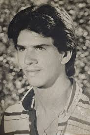 Qui se rappelle du photographe Clarni sur le boulevard Mustapha El Maani ,  il nous faisait des photos les yeux bleus en noir et blanc ☺☺☺