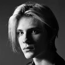 Want to see all the ways you can rock this popular haircut? 30 Best Curtains Hairstyles For Men 2021 Guide