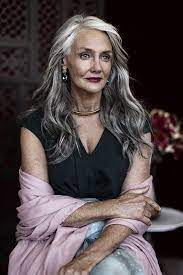 mode kennt kein alter long gray hair beautiful gray hair grey hair inspiration
