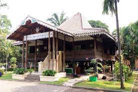 Rumah ini memiliki gaya arsitektur sebenarnya masih banyak sebutan untuk rumah adat bengkulu seperti bubungan haji, bubungan bagi rakyat biasa, mereka akan menempati rumah yang mirip seperti rumah umeak potong jang. Keunikan Rumah Adat Bengkulu Lengkap Nama Dan Gambar