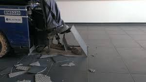 Wir wollten unsere alte küche renovieren dabei sind die fliesen von der wand abgefallen. Entfernen Von Fliesen Und Fliesenkleber In Koln