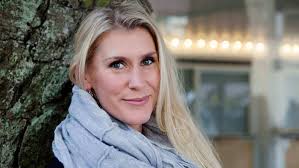 Prisad sångerska blickar västerut