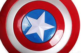 Pierwszym (i jak się zaraz okaże — niejedynym) kapitanem tarcza kapitana ameryki wykonana została z niezwykle wytrzymałego materiału, który nazywa się. Duza Tarcza Kapitana Ameryki Avengers Swieci Avengers Captain America Fictional Characters