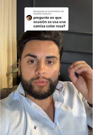 Cómo combinar una camisa rosada para diversas ocasiones