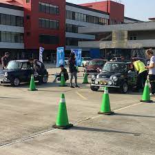 比賽前先驗車ㄟ害聲音太大趕緊補救終於快完成了 mini austin austinmini 經典老車 老咪 classicmini fun slide fun travel