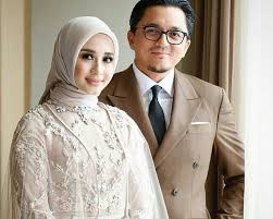 She is an indonesian singer, film actress, soap opera. Indonesian Actress Laudya Cynthia Bella And Malaysian Husband Engku Emran Call It Quits After Two Years Of Marriage Showbiz Malay Mail