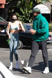Le mannequin prend soin depuis les débuts de leur relation à l'été 2020 de la protéger du mieux qu'elle peut. Kaia Gerber And Jacob Elordi Out With Their Dog In Los Angeles 11 09 2020 In 2021 Models Outfits Celebrity Street Style Men Street Look
