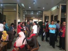 Tahun baru (2021) gaji guru honorer naik ( pemerintah akan menjamin kesejahteraan guru honorer). Demi Gaji Ump Guru Honorer Ramai Ramai Bikin Skck Di Polres Jakut Merdeka Com