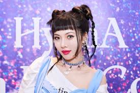 She had her solo debut on january 4, 2010, with the single change, under cube entertainment. í˜„ì•„ë„ í•™í­ ëˆ„êµ°ê°€ì˜ ëº¨ ë•Œë¦° ì  ì—†ë‹¤ ì§ì ' ë¶€ì¸ ì´íˆ¬ë°ì´