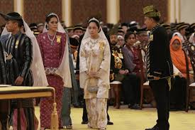 Pertabalan al sultan abdullah sebagai ydp agong ke 16. Tengku Puteri Jihan Anggun Mengenakan Busana Permaisuri Agong