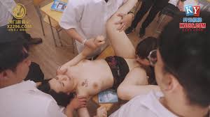 반 친구들 앞에서 거만한 선생님을 강간하는 섹스 비전 xsjky076