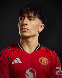 We could never forget THIS volley 🤯🚀 Watch every Robin van Persie goal  for United