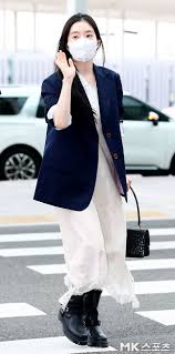 女子组合Red Velvet成员裴珠泫(Irene)和涩琪为参加海外日程,于12日下午通过仁川机场前往马来西亚吉隆坡。IRENE走向出境口。仁川机场=MK体育记者金英九。  - MK