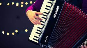 Alat musik melodis memiliki fungsi sebagai alat musik pembentuk atau pencipta nada dalam sebuah komposisi musik atau lagu. Selain Pianika Alat Musik Melodis Yang Menggunakan Tuts Yaitu Berbagai Alat