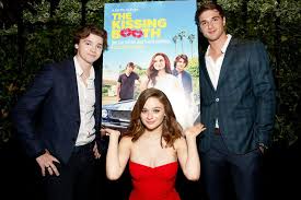 Joel courtney is an american actor, known for his starring roles in the steven spielberg blockbuster супер 8 (2011) and the netflix hit будка поцелуев (2018). The Kissing Booth Acteur Joel Courtney Is Verloofd Met Zijn Vriendin