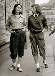 Alors, nous pouvons conclure qu'on choisit son style vestimentaire pour montrer sa personnalité, son appartenance à un groupe, ses valeurs et ses goûs ou son mode de vie. Pantalon Femme Annee 50