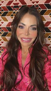 El cambio en el color del cabello a dado de que hablar …pero lo más hermoso  es que me a traído ve vuelta a Wandyta!!#Alomalavestyle #autentica #feliz  #gratitude #vida #yomelomerezco #raizes #brunette ...